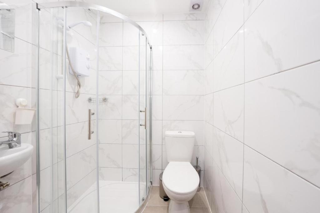 Heathrow Guest House - Oakway Feltham Esterno foto