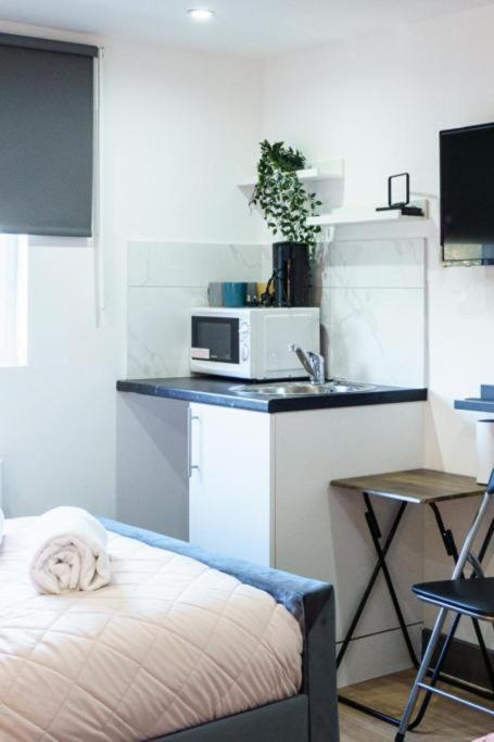 Heathrow Guest House - Oakway Feltham Esterno foto