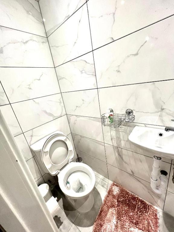 Heathrow Guest House - Oakway Feltham Esterno foto