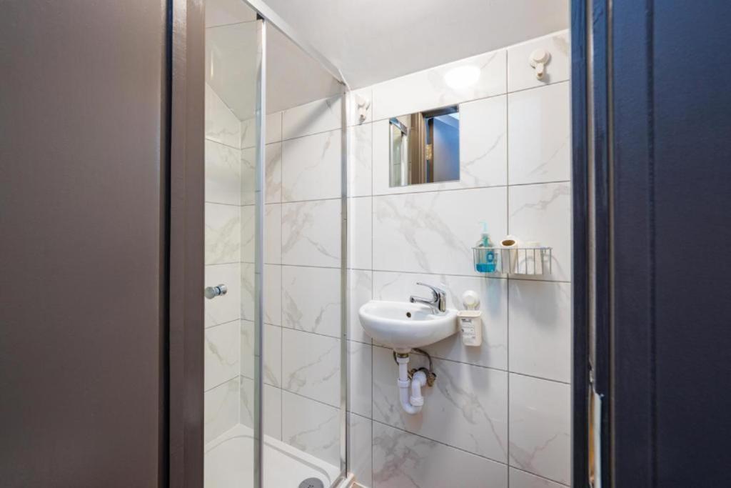 Heathrow Guest House - Oakway Feltham Esterno foto