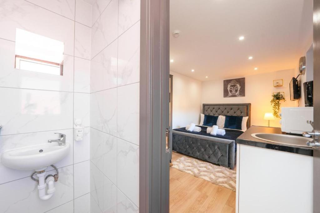 Heathrow Guest House - Oakway Feltham Esterno foto